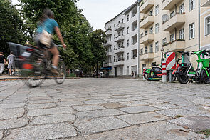 Radfahrende in einer neu markierten Fahrradstraße