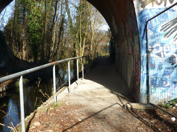 Geh- und Radweg entlang Wasser Tegeler Fließ