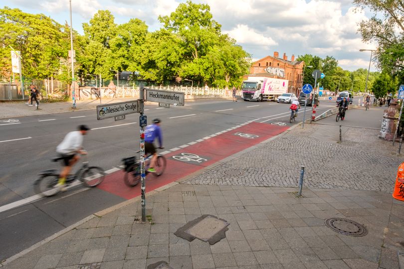 Radfahrende auf Schlesische Straße mit Radfahrstreifen