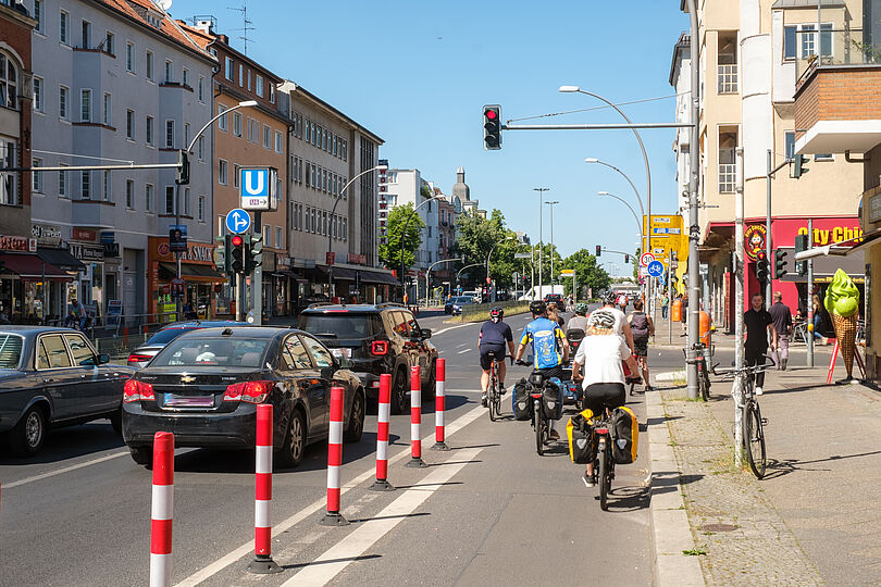 Radfahrende auf Tempelhofer Damm an roter Ampel