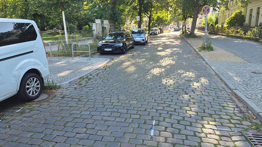 Wilhelm-Kuhr-Straße vor der Umsetzung der Maßnahme mit dem typischen Kopfsteinpflaster