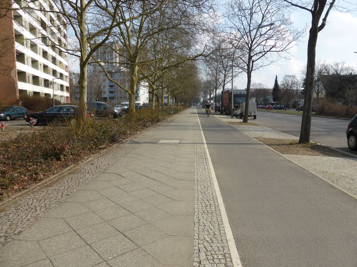 Sanierter Radweg Falkenseer Chaussee in Berlin Spandau