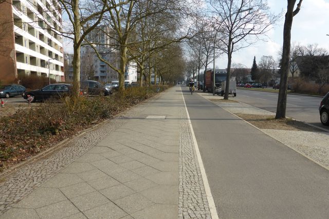 Sanierter Radweg Falkenseer Chaussee in Berlin Spandau