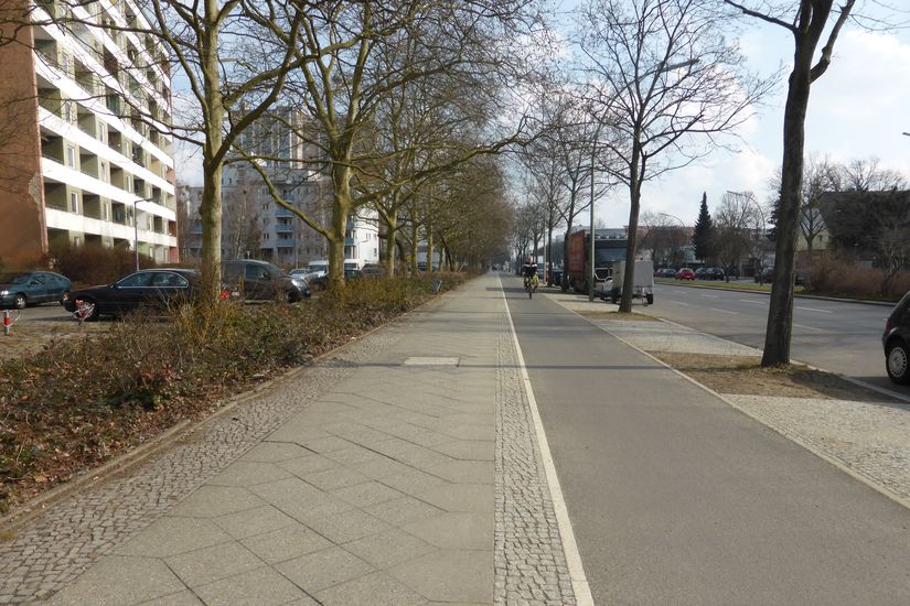 Sanierter Radweg Falkenseer Chaussee in Berlin Spandau