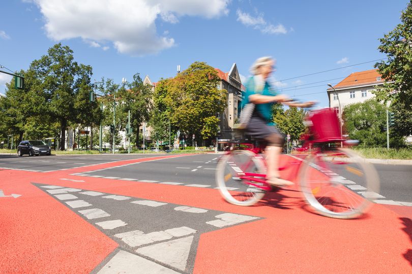 Rot markierte Kreuzung Wisbyer Straße