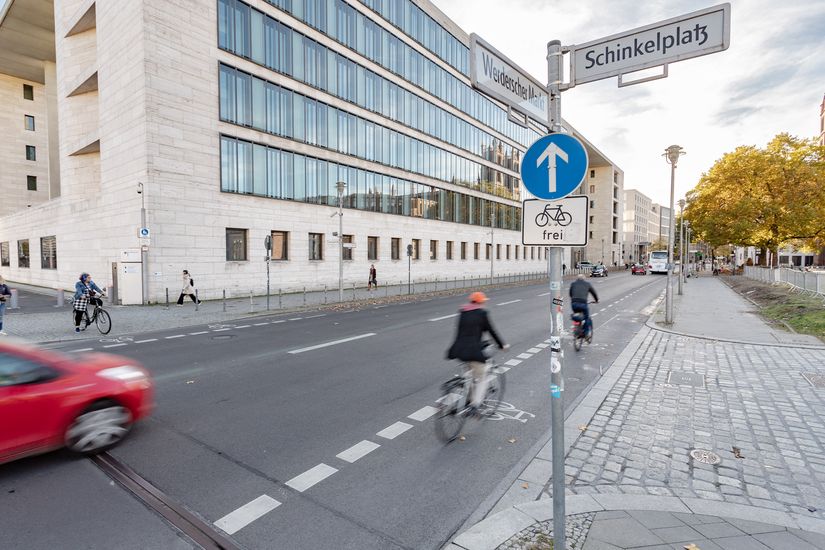 Fahrradfahrende fahren auf der Straße auf dem Werderscher Markt auf einem Radfahrstreifen