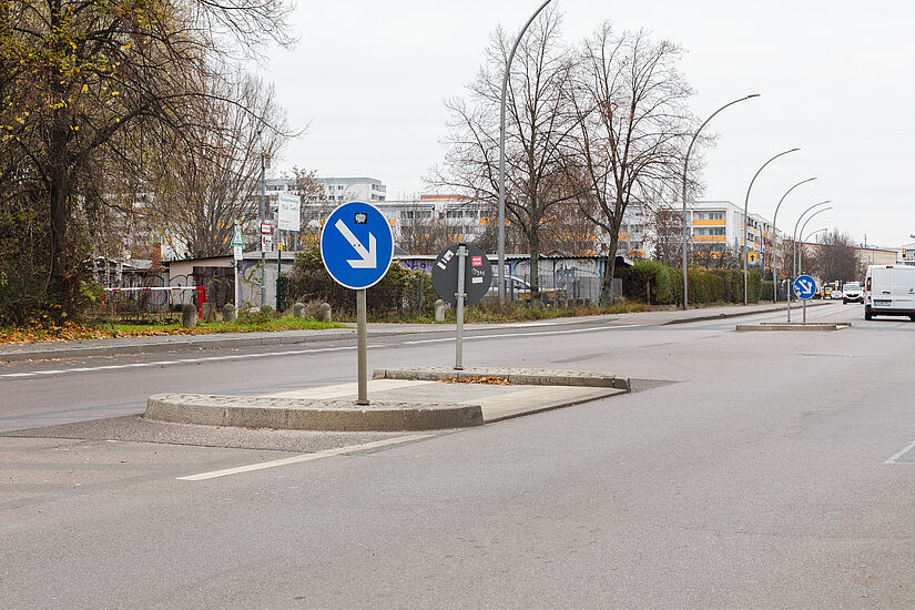 Mittelinsel für Fußgänger*innen und Radfahrende auf Siegfriedstraße