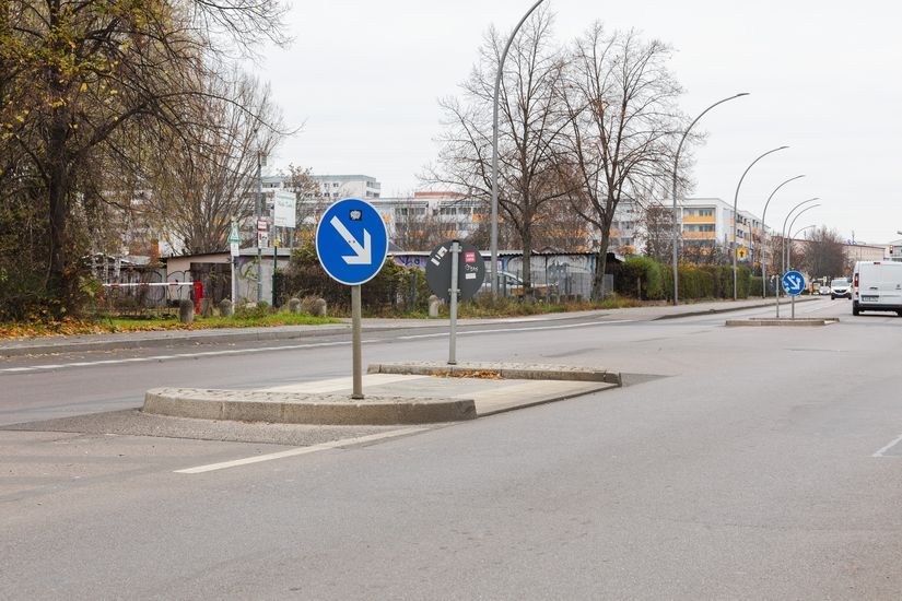 Mittelinsel für Fußgänger*innen und Radfahrende auf Siegfriedstraße