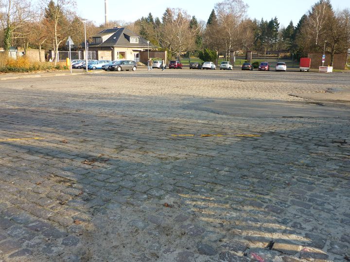 Straße mit Kopfsteinpflaster vor einem Friedhofsgelände in Berlin-Lichtenberg