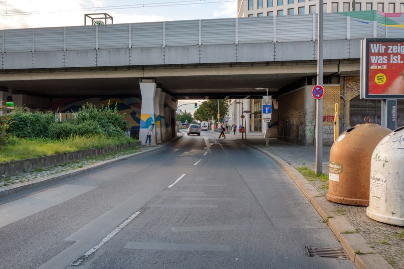 zweispurige Straße in Mitte, die unter einer S-Bahnbrücke durchführt