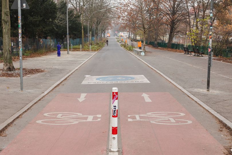 Ausgewiesene Fahrradstraße mit modalem Filter am Weigandufer Neukölln