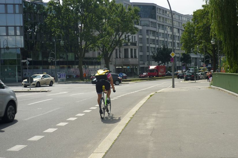 Rennradfahrer auf Radfahrstreifen Budapester Straße