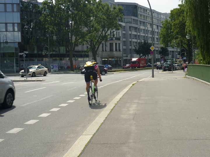 Rennradfahrer auf Radfahrstreifen Budapester Straße
