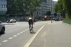 Rennradfahrer auf Radfahrstreifen Budapester Straße