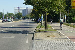Radfahrende auf Radweg Alt-Friedrichsfelde