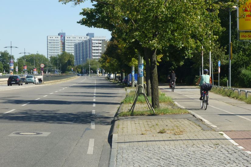 Radfahrende auf Radweg Alt-Friedrichsfelde