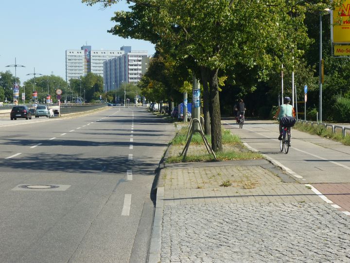 Radfahrende auf Radweg Alt-Friedrichsfelde