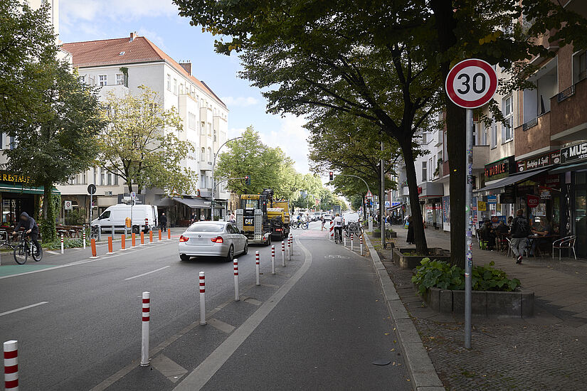 Mit Pollern geschützter Radweg in einer 30 Zone.