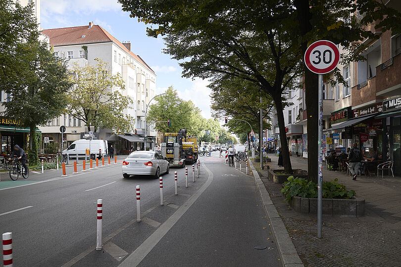 Mit Pollern geschützter Radweg in einer 30 Zone.