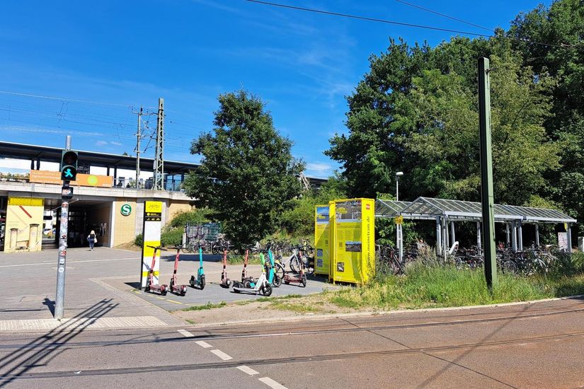 Fahrradabstellplätze und Jelbi-Station Adlershof