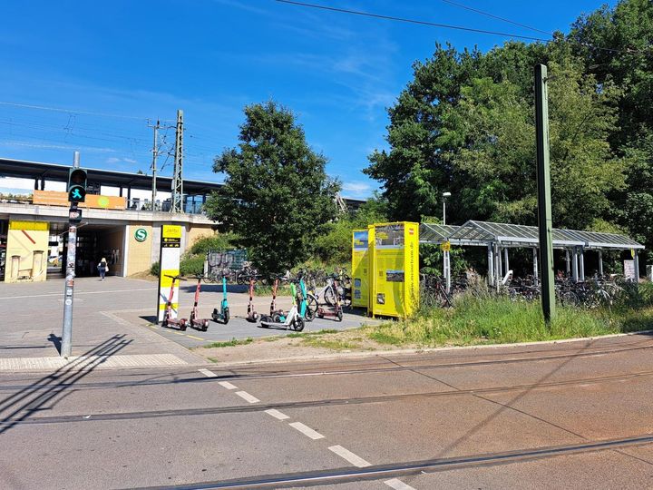 Fahrradabstellplätze und Jelbi-Station Adlershof