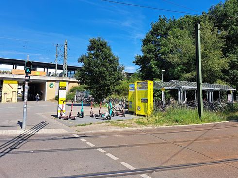Fahrradabstellplätze und Jelbi-Station Adlershof