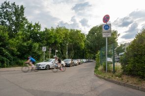 Radfahrende auf Hönower Weg