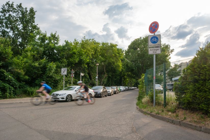 Radfahrende auf Hönower Weg
