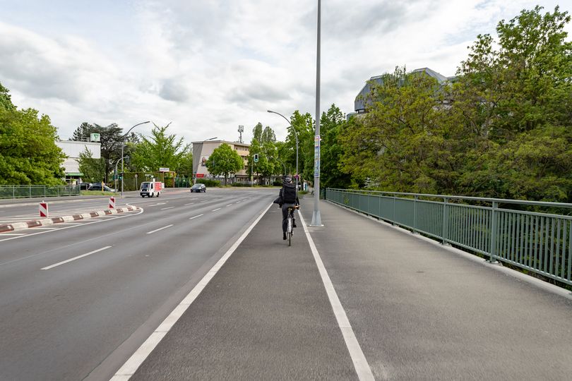Hochbordradweg auf einer Brücke