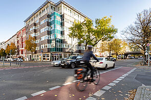 Rot markierter Radweg in Kreuzungsbereich Schlüterstraße