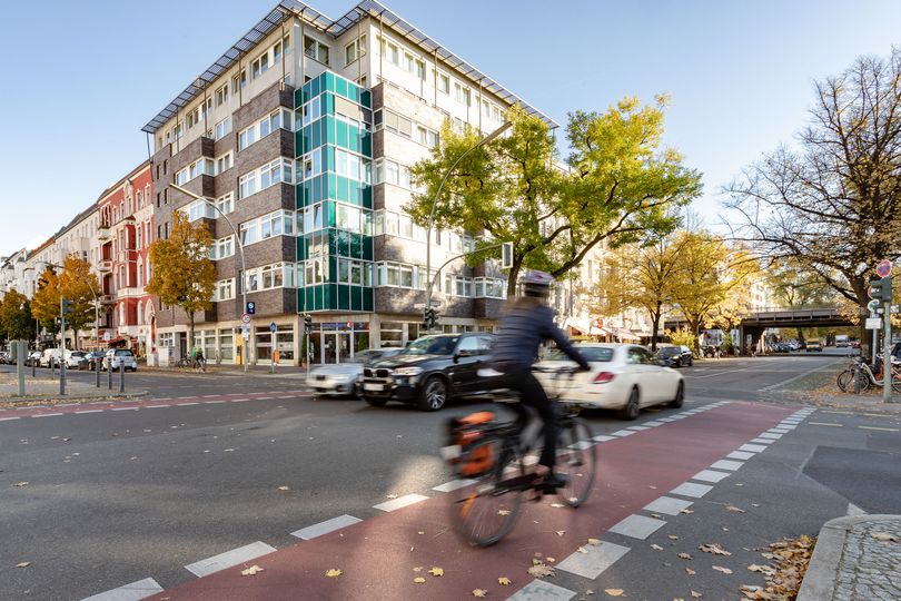 Rot markierter Radweg in Kreuzungsbereich Schlüterstraße