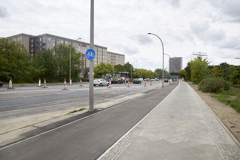 Asphaltierter Hochbordradweg mit Nutzungspflicht