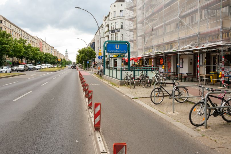 Leitboys an einem Radfahrstreifen der Frankfurter Allee