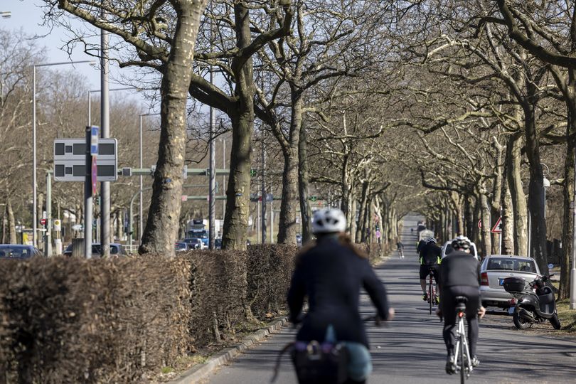 Fahrradfahrer auf einer Nebenfahrbahn der Heerstraße