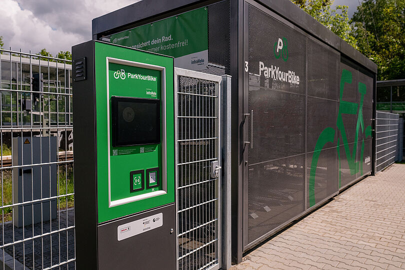 Sammelschließanlage für Fahrräder mit einem Terminal zum Buchen der Stellplätze