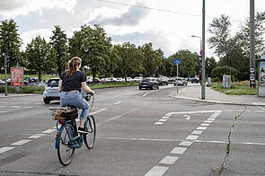 Radfahrende auf Kreuzung Landsberger Allee Allee der Kosmonauten