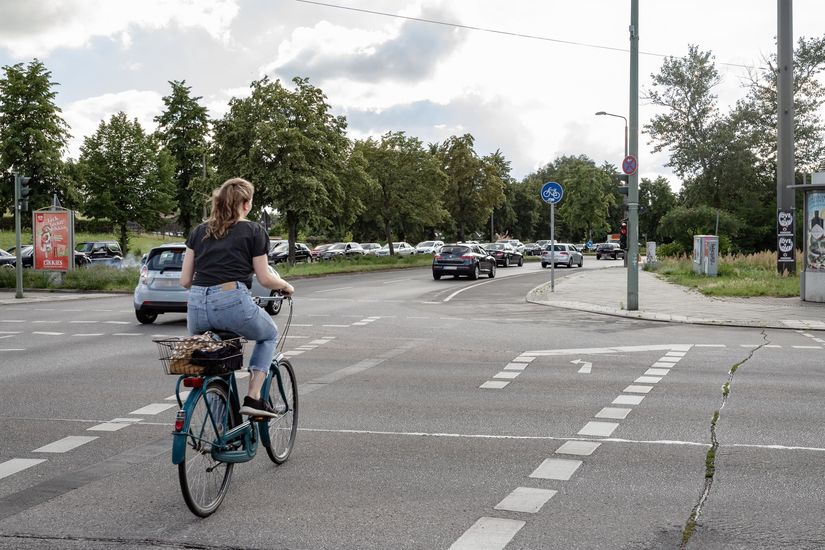 Radfahrende auf Kreuzung Landsberger Allee Allee der Kosmonauten