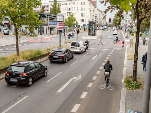 Blick auf die Fahrspuren und den Radfahrstreifen vor der Kreuzung Bayerischer Platz, Auto- und Radverkehr