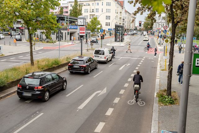 Blick auf die Fahrspuren und den Radfahrstreifen vor der Kreuzung Bayerischer Platz, Auto- und Radverkehr