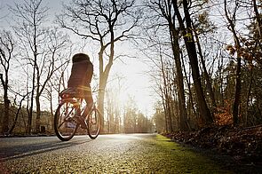 Radfahrerin auf Kronprinzessinnenweg im Grunewald