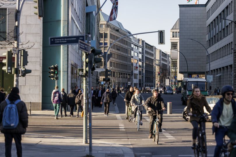 Fahrradfahrer auf einer Kreuzung in Berlin-Mitte