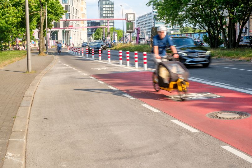 Radfahrende auf geschützten Radfahrstreifen