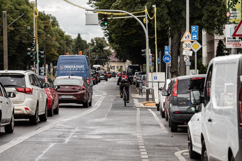 Radfahrender auf viel befahrener Berliner Straße
