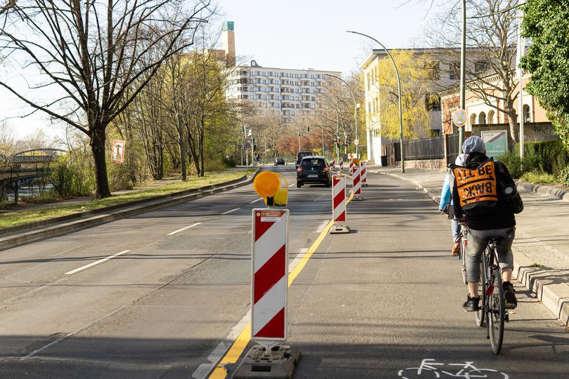 Radfahrende auf Pop-up-Radweg entlang Hallesches Ufer neben Autoverkehr
