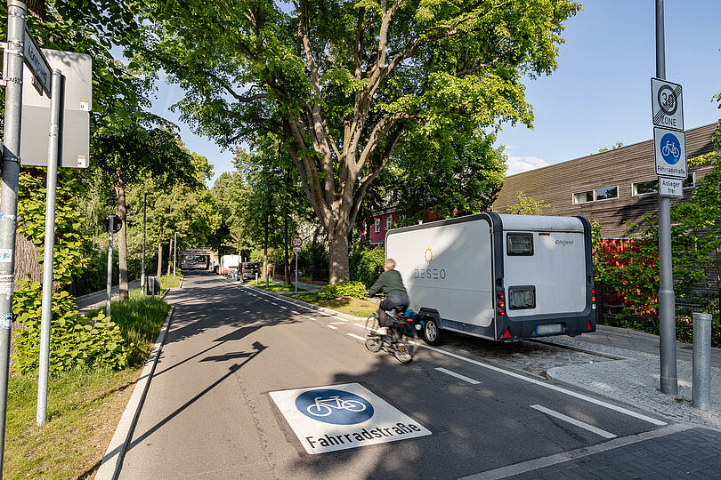 Fahrradstraße mit Piktogramm.