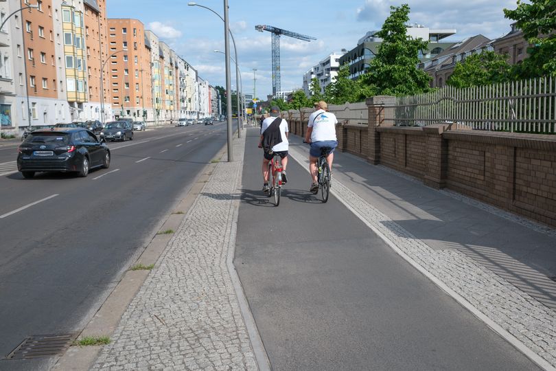 Fahrräder auf dem Hochbordradweg an der Stralauer Allee