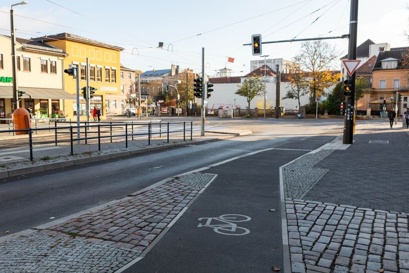 Radwegmarkierung auf Bölschestraße in Treptow-Köpenick