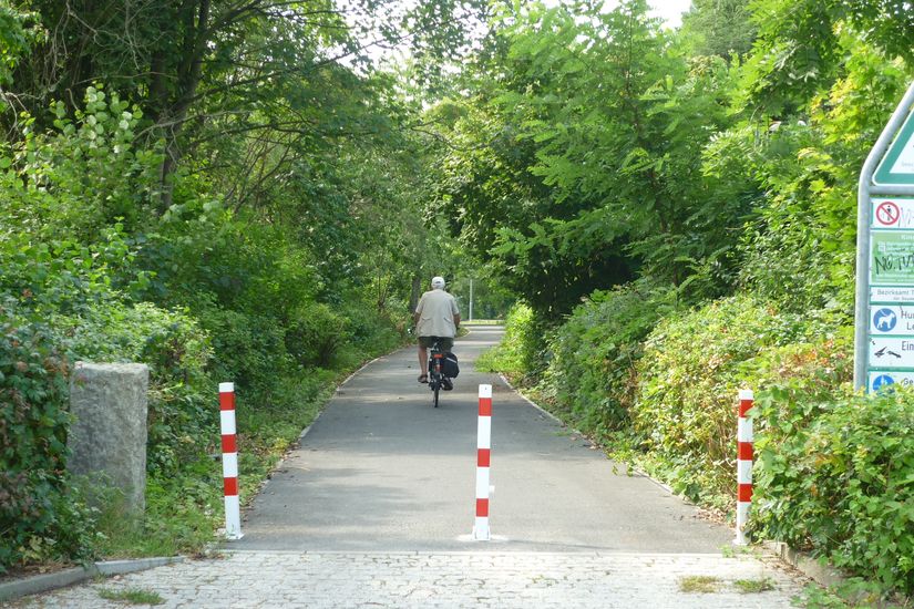 Gemeinsamer Rad- und Gehweg zwischen Floningweg und Furkastraße asphaltiert