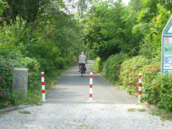 Gemeinsamer Rad- und Gehweg zwischen Floningweg und Furkastraße asphaltiert