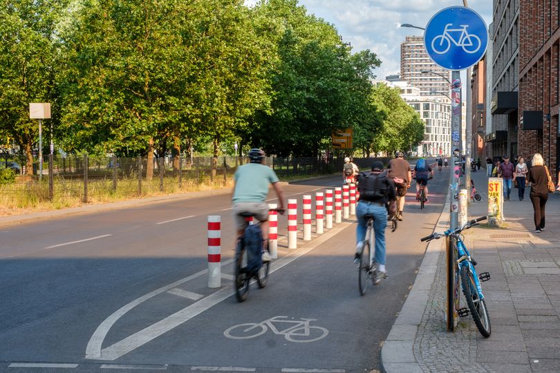 Radfahrstreifen auf der Straße Stralauer Platz mit Protektionselementen